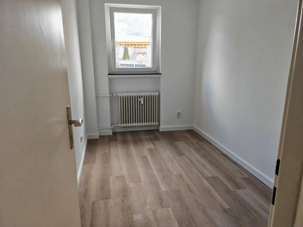 3ZW WOHNUNG NEU RENOVIERT WANNENBAD EINBAUKÜCHE BALKON ALLE ZIMMER TAGESLICHT KÖNIGSLACHERSTR NIEDERRAD NÄHE UNI KLINIK DFB CAMPUS FUSSLÄUFIG REWE ROSSMAN EIFLER PENNY TEDI BUSSE/BAHN