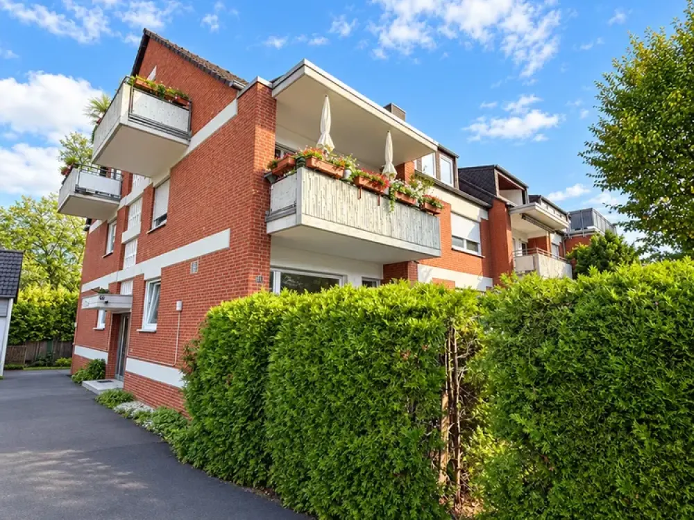 Großzügige 2-Zimmer-Erdgeschosswohnung mit Balkon, direktem Gartenzugang und Garage