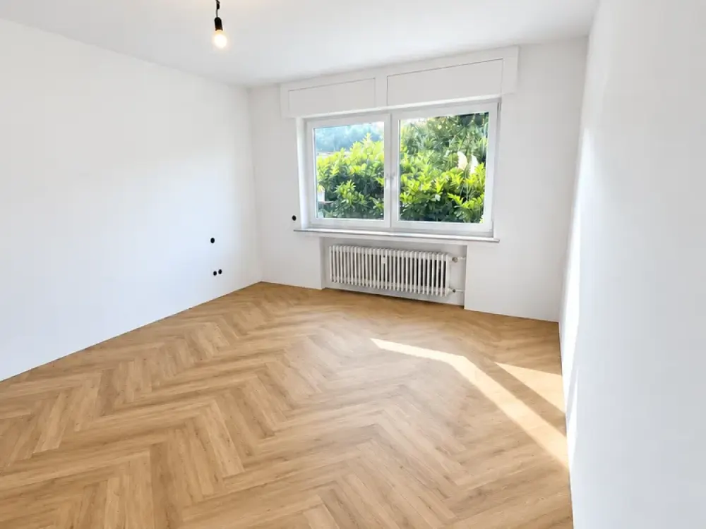 Großzügige 2-Zimmer-Erdgeschosswohnung mit Balkon, direktem Gartenzugang und Garage