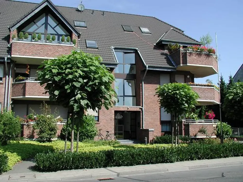 Gut geschnittene, großzügige 3-Zimmer Erdgeschosswohnung mit Gäste-WC, Balkon und Terrasse !