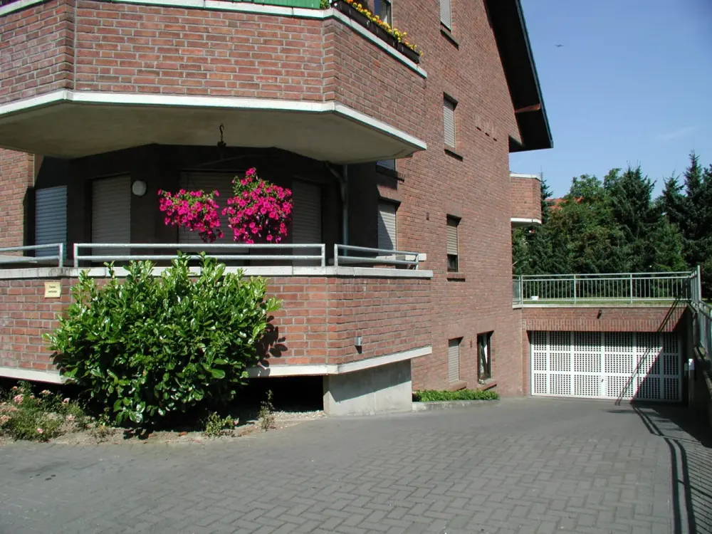 Gut geschnittene, großzügige 3-Zimmer Erdgeschosswohnung mit Gäste-WC, Balkon und Terrasse !