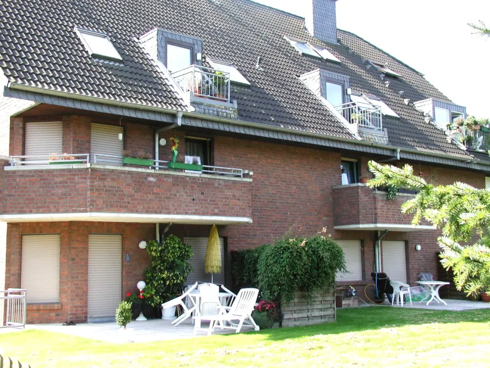Gut geschnittene, großzügige 3-Zimmer Erdgeschosswohnung mit Gäste-WC, Balkon und Terrasse !
