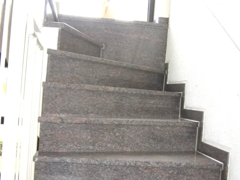 Gut geschnittene, großzügige 3-Zimmer Erdgeschosswohnung mit Gäste-WC, Balkon und Terrasse !