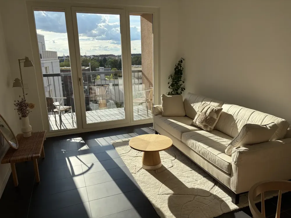 Beautiful & bright 3-Room Apartment with Balcony, Skyline Views & design kitchen in Prenzlauer Berg