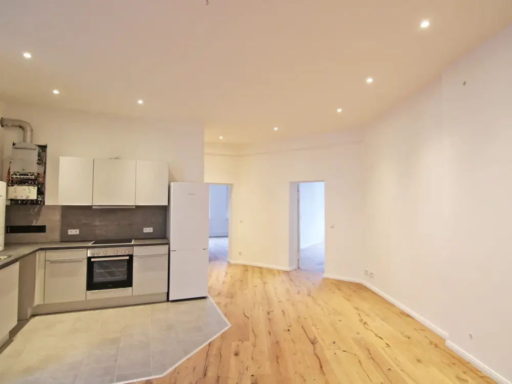 Bildschöne, modernisierte Altbauwohnung mit Parkett, EBK und 2 Balkonen!