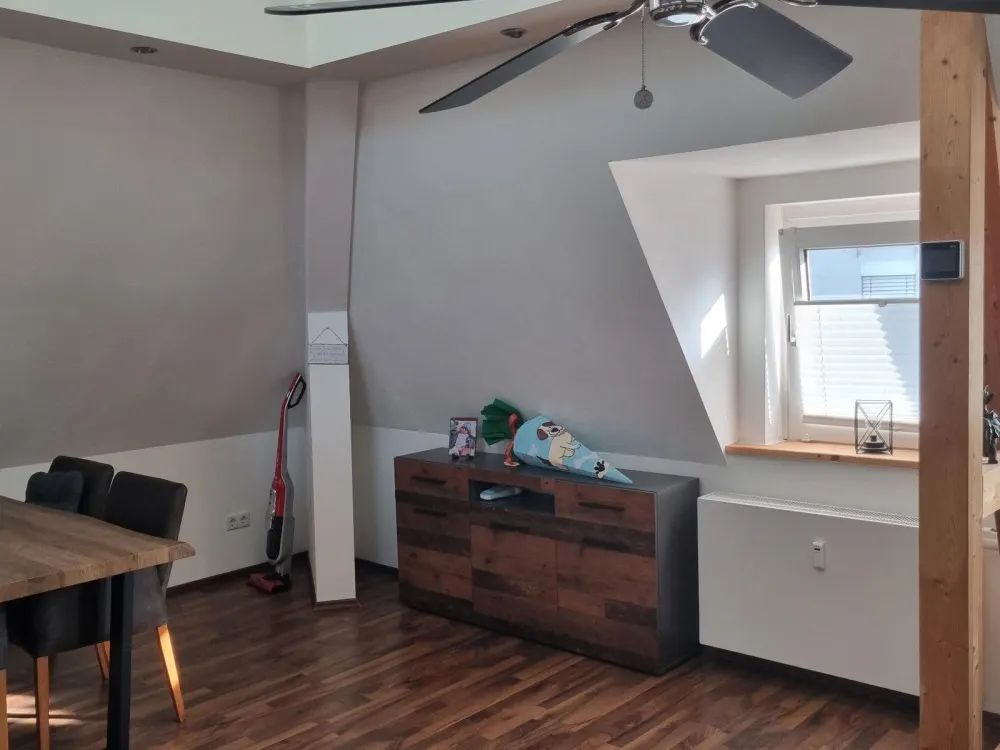 Schöne helle Wohnung im Dachgeschoß mit Balkon