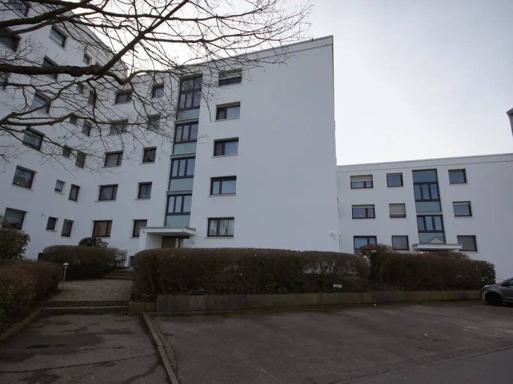 Stilvolle, sanierte 2-Zimmer-Hochparterre-Wohnung mit Balkon und Einbauküche in Ludwigsburg (Kreis)