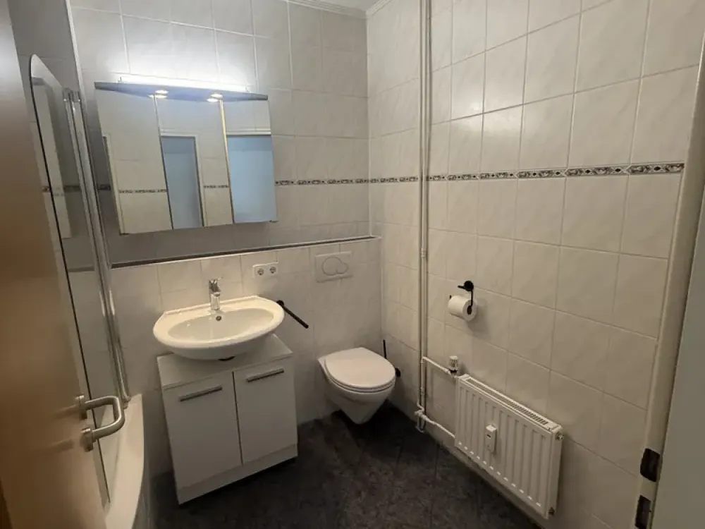 Stilvolle, sanierte 2-Zimmer-Hochparterre-Wohnung mit Balkon und Einbauküche in Ludwigsburg (Kreis)