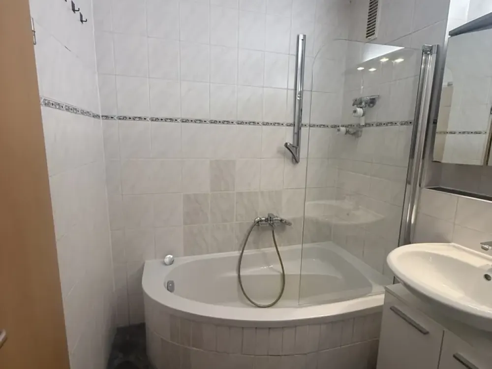 Stilvolle, sanierte 2-Zimmer-Hochparterre-Wohnung mit Balkon und Einbauküche in Ludwigsburg (Kreis)