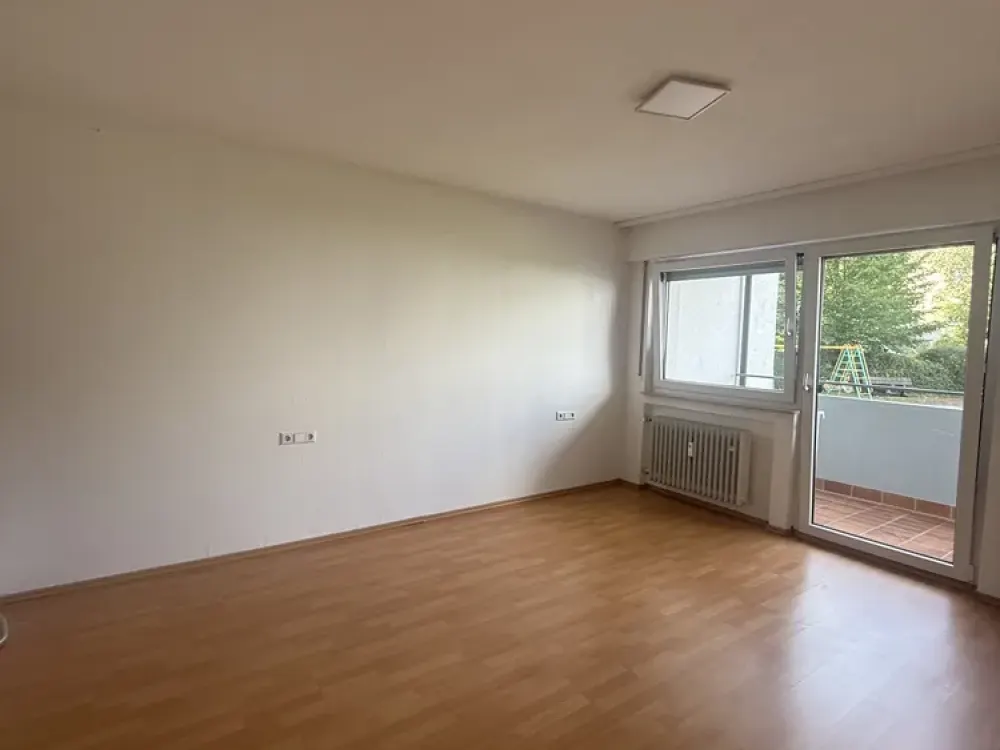 Stilvolle, sanierte 2-Zimmer-Hochparterre-Wohnung mit Balkon und Einbauküche in Ludwigsburg (Kreis)