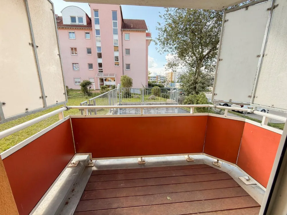 Modernisierte 2-Zimmer-Wohnung mit Balkon, TG-Stellplatz & EBK in