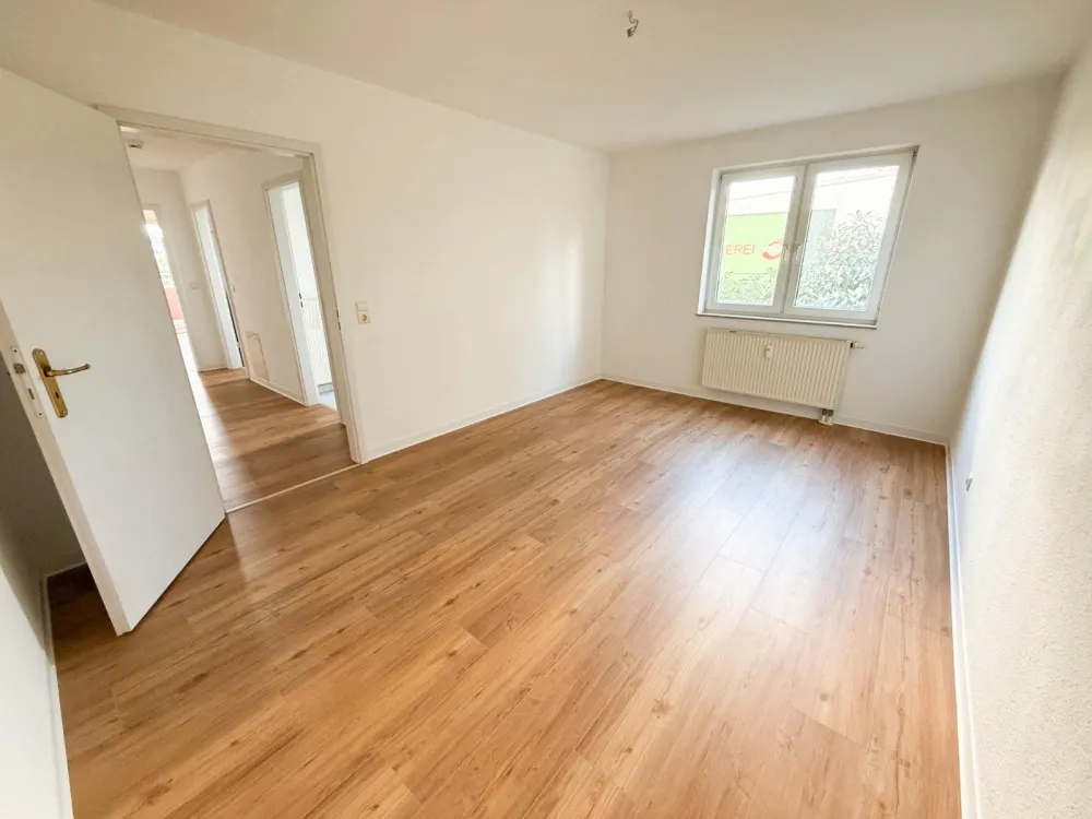 Modernisierte 2-Zimmer-Wohnung mit Balkon, TG-Stellplatz & EBK in