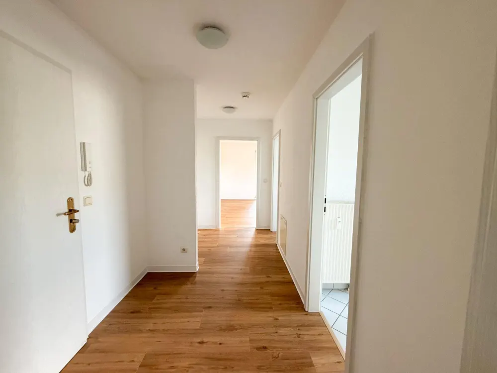 Modernisierte 2-Zimmer-Wohnung mit Balkon, TG-Stellplatz & EBK in
