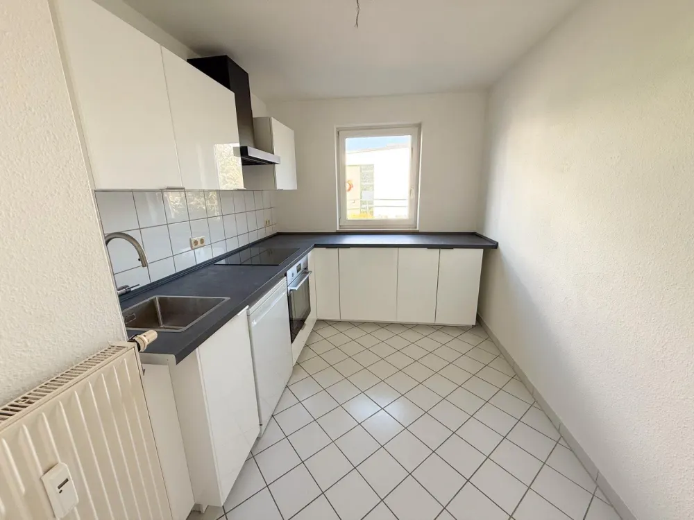 Modernisierte 2-Zimmer-Wohnung mit Balkon, TG-Stellplatz & EBK in