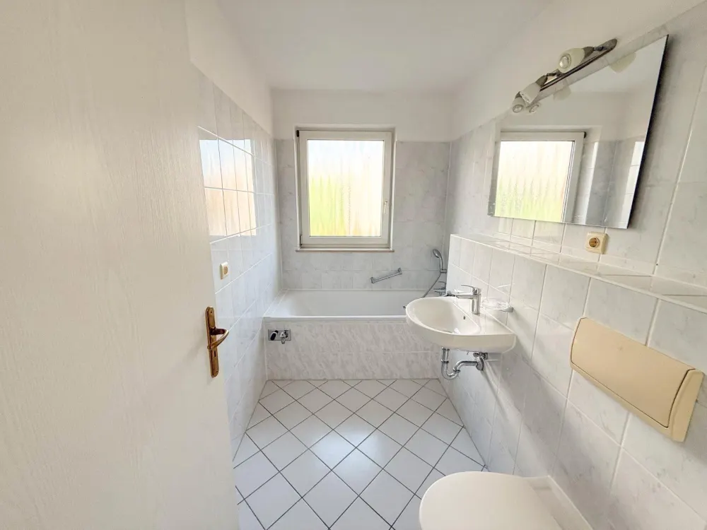 Modernisierte 2-Zimmer-Wohnung mit Balkon, TG-Stellplatz & EBK in