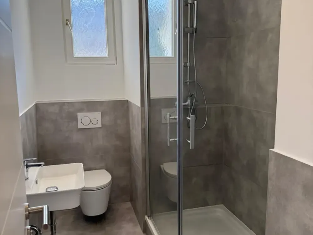 Erstbezug nach Sanierung 3 Zimmer mit Balkone Einbauküche WG- geeignet