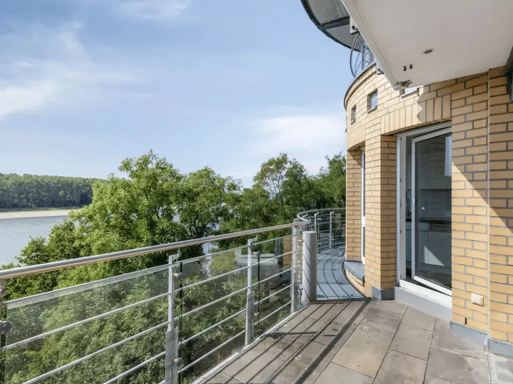 Rheinblick inklusive, lichtdurchflutete 4-Zimmer-Wohnung für Paare & Familien in Köln-Porz-Ensen