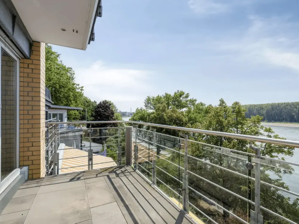 Rheinblick inklusive, lichtdurchflutete 4-Zimmer-Wohnung für Paare & Familien in Köln-Porz-Ensen