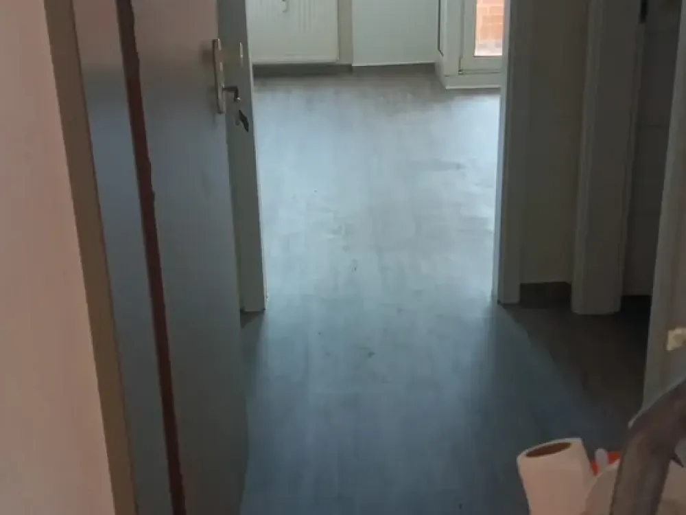 1 Zimmerwohnung - saniert -Bad und Wand- und Fußbodenbelege etc. - mit Pantryküche