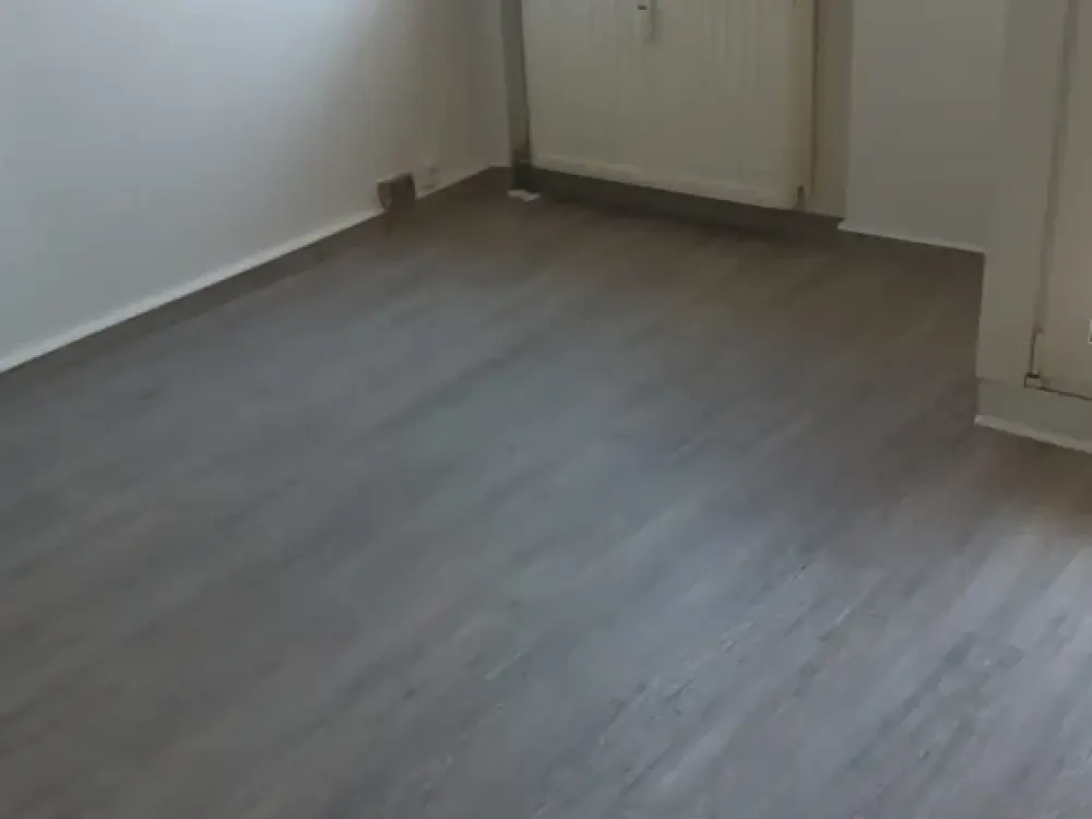 1 Zimmerwohnung - saniert -Bad und Wand- und Fußbodenbelege etc. - mit Pantryküche