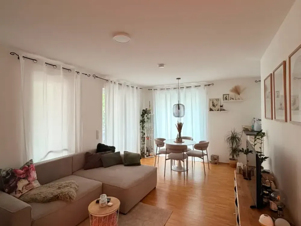 Exklusive vollmöblierte 2-Zimmer-Wohnung mit Einbauküche und Südbalkon nähe Europaviertel