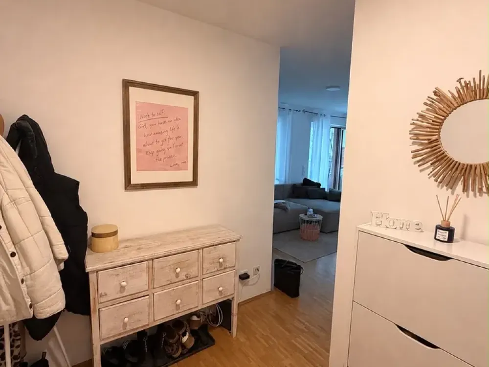 Exklusive vollmöblierte 2-Zimmer-Wohnung mit Einbauküche und Südbalkon nähe Europaviertel