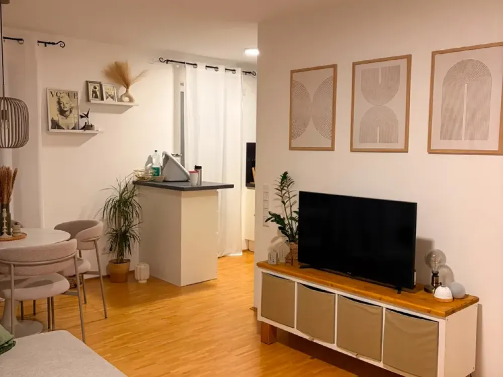 Exklusive vollmöblierte 2-Zimmer-Wohnung mit Einbauküche und Südbalkon nähe Europaviertel