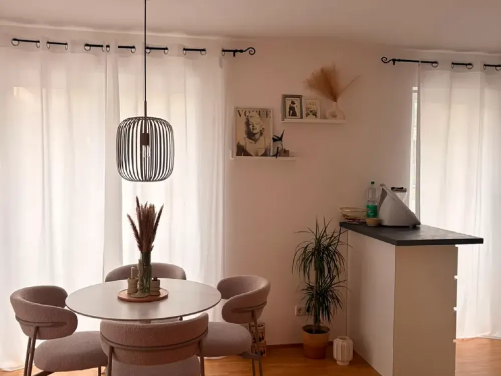 Exklusive vollmöblierte 2-Zimmer-Wohnung mit Einbauküche und Südbalkon nähe Europaviertel