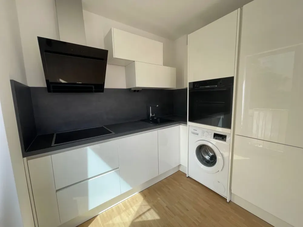 Exklusive vollmöblierte 2-Zimmer-Wohnung mit Einbauküche und Südbalkon nähe Europaviertel