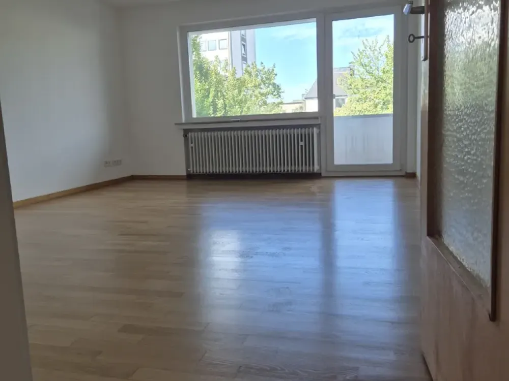 Gut geschnittene 3-Zimmer-Wohnung mit Loggia und Garage im Zentrum