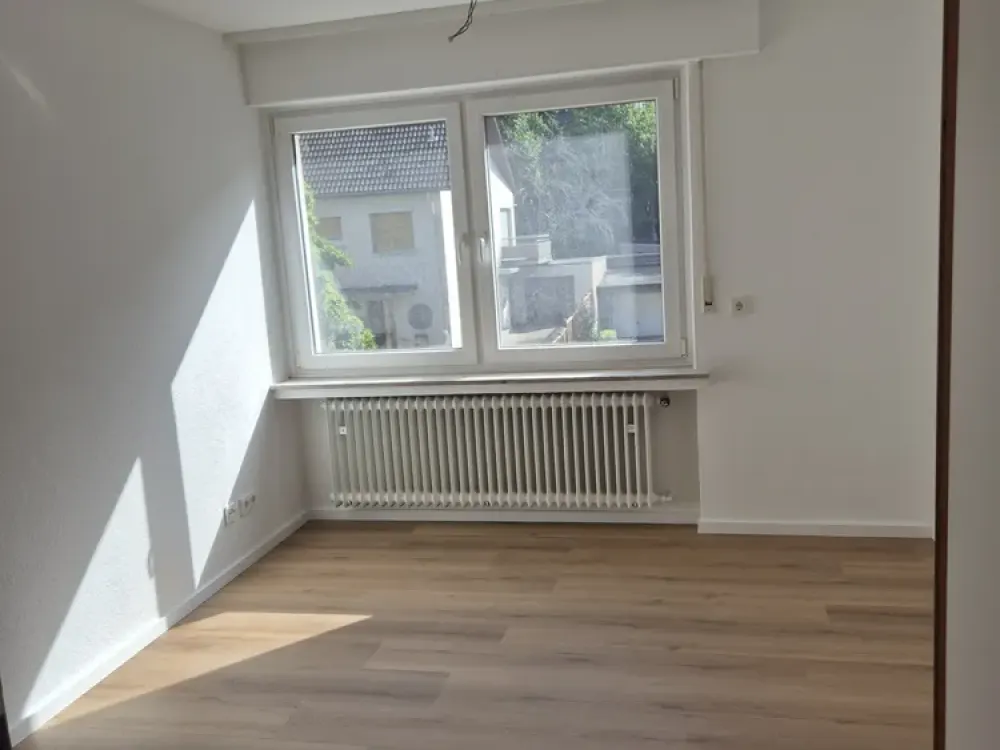 Gut geschnittene 3-Zimmer-Wohnung mit Loggia und Garage im Zentrum