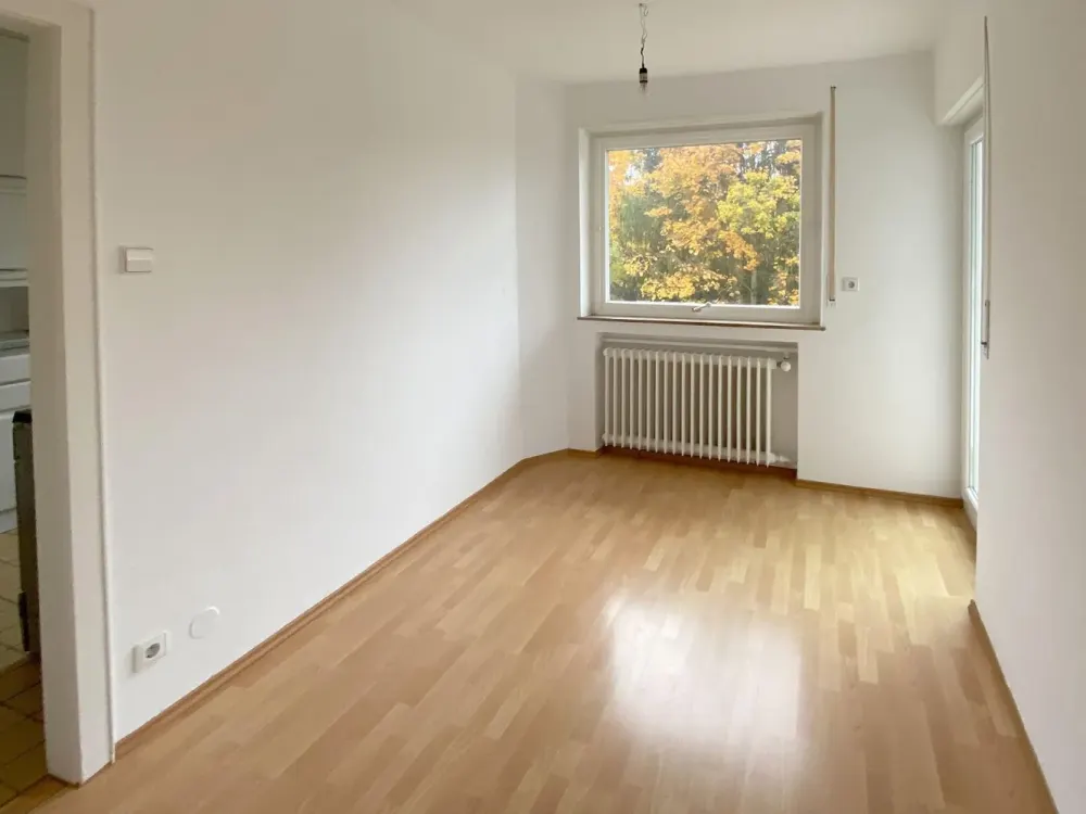 - In beliebter Lage von Oberesslingen - Großzügige 4-Zimmer-Wohnung mit zwei Balkonen