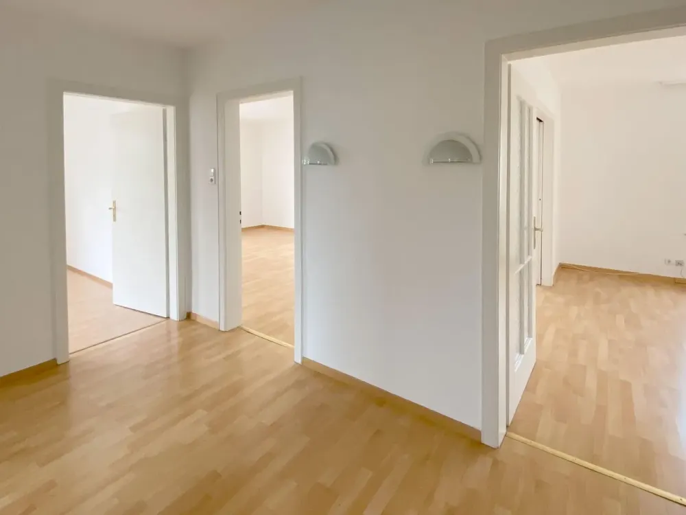 - In beliebter Lage von Oberesslingen - Großzügige 4-Zimmer-Wohnung mit zwei Balkonen