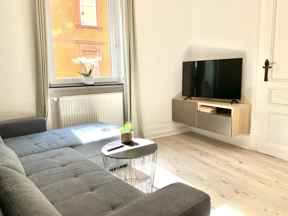 Stilvolles Wohnen in Rödelheim: Vollmöbliert mit Balkon & Garten