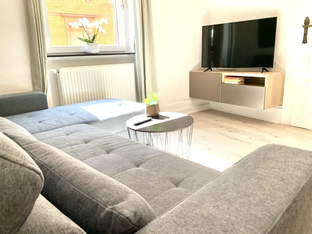 Stilvolles Wohnen in Rödelheim: Vollmöbliert mit Balkon & Garten