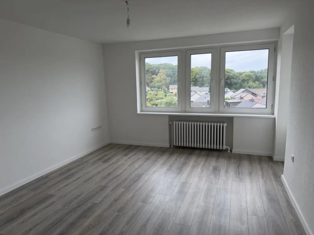 Neu gemacht, jetzt einziehen / Newly renovated, move right in.