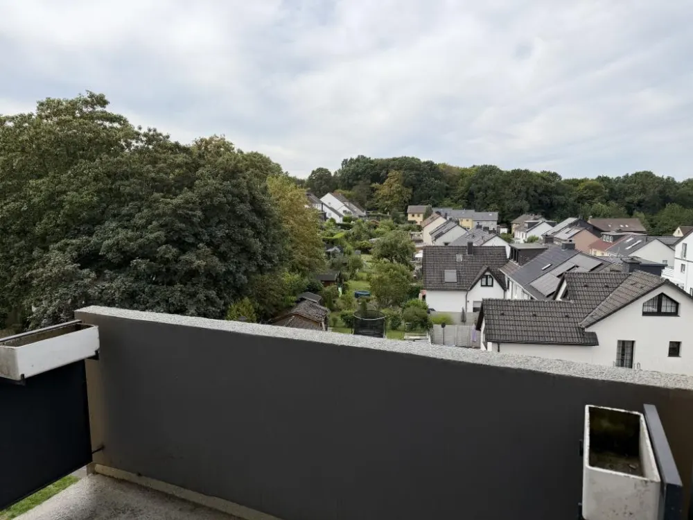 Neu gemacht, jetzt einziehen / Newly renovated, move right in.
