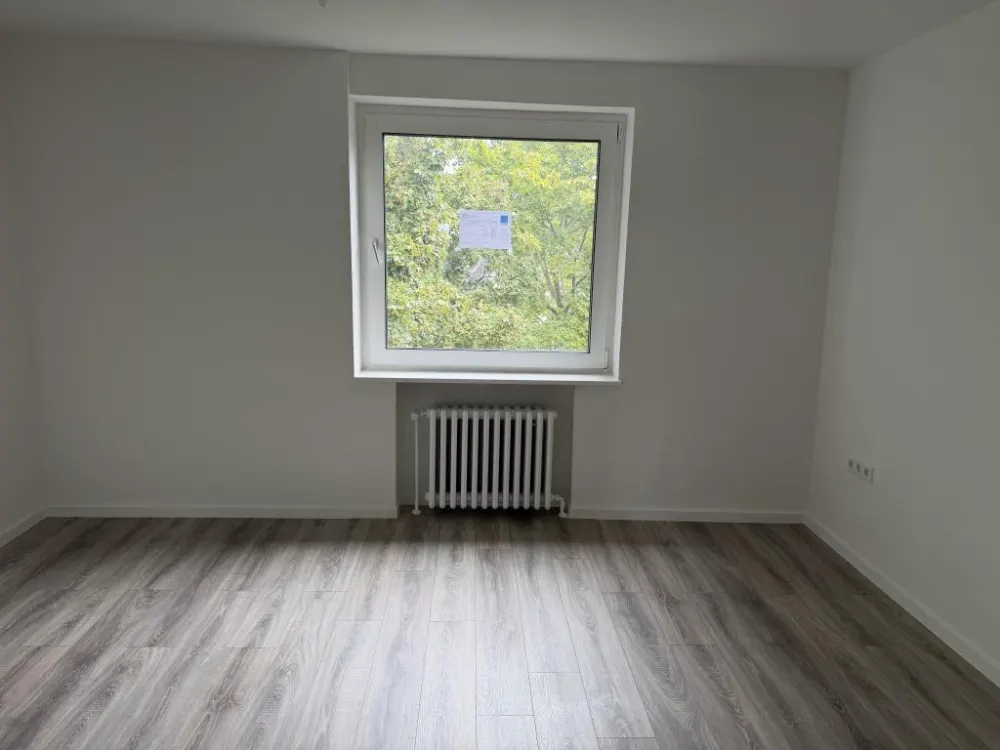 Neu gemacht, jetzt einziehen / Newly renovated, move right in.