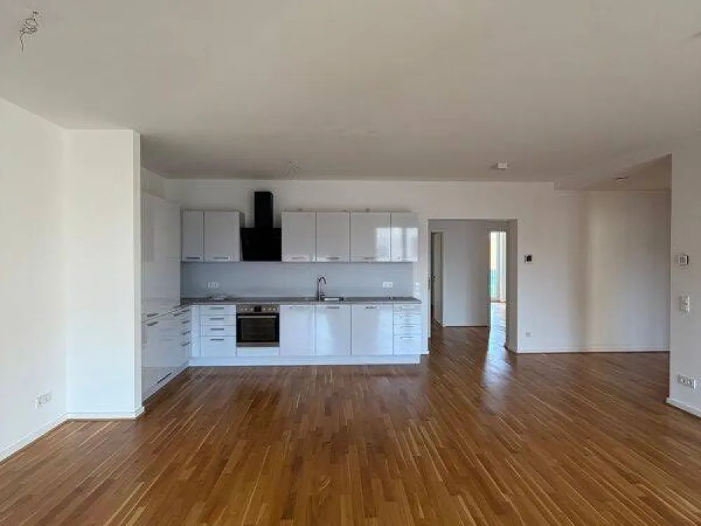 Moderne 4-Raum-Wohnung im Zentrum: Einbauküche und Balkon