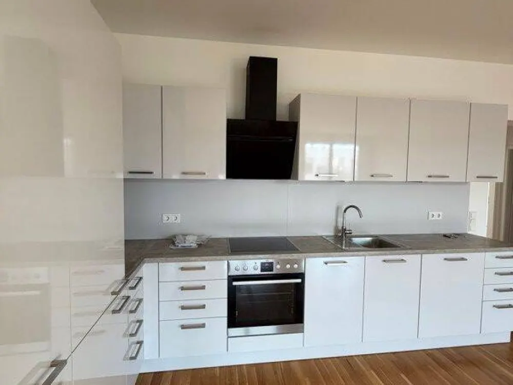Moderne 4-Raum-Wohnung im Zentrum: Einbauküche und Balkon