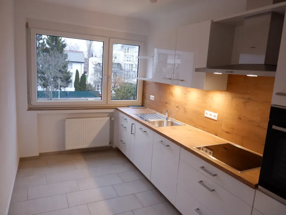 Renovierte 3 Zi.-Whg.im 2.OG mit EBK, Keller sowie großem Balkon in 71065 Sindelfingen, WM ca.1.470€