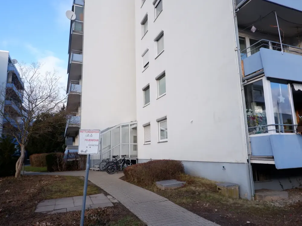 Renovierte 3 Zi.-Whg.im 2.OG mit EBK, Keller sowie großem Balkon in 71065 Sindelfingen, WM ca.1.470€