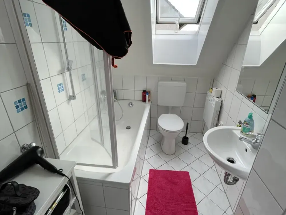 Schöne 2 Zimmer - Dachgeschosswohnung zu vermieten.