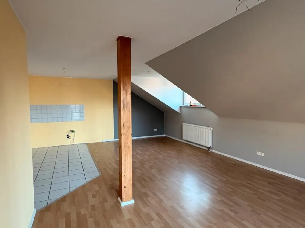 Ruhige und lichtdurchflutete Dachgeschosswohnung mit Klimaanlage