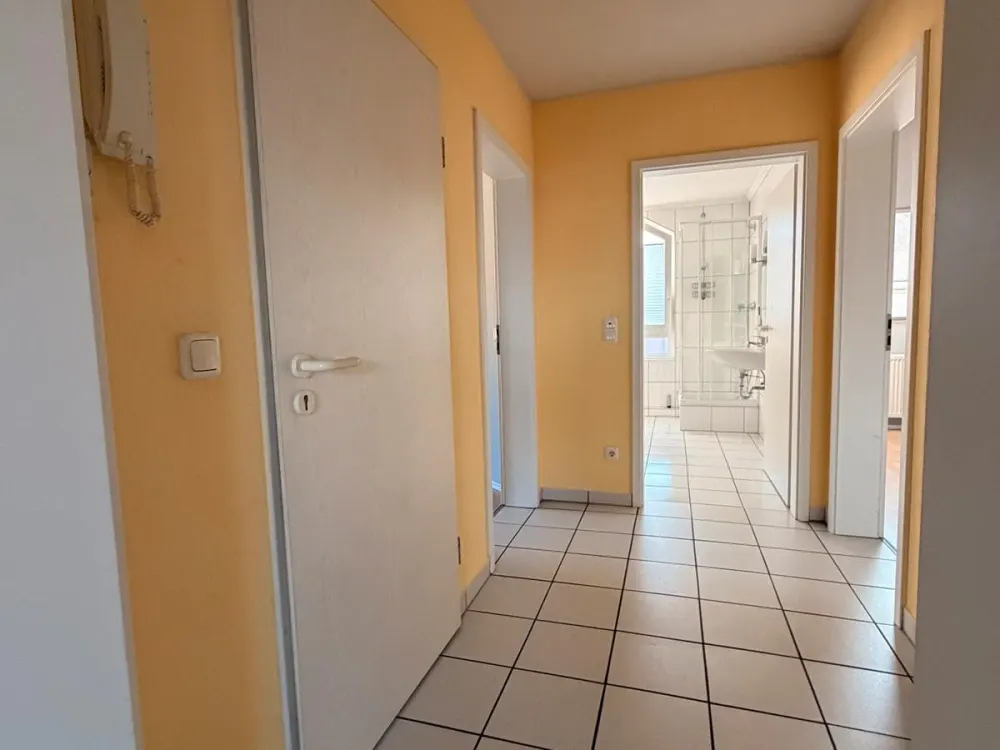 Ruhige und lichtdurchflutete Dachgeschosswohnung mit Klimaanlage