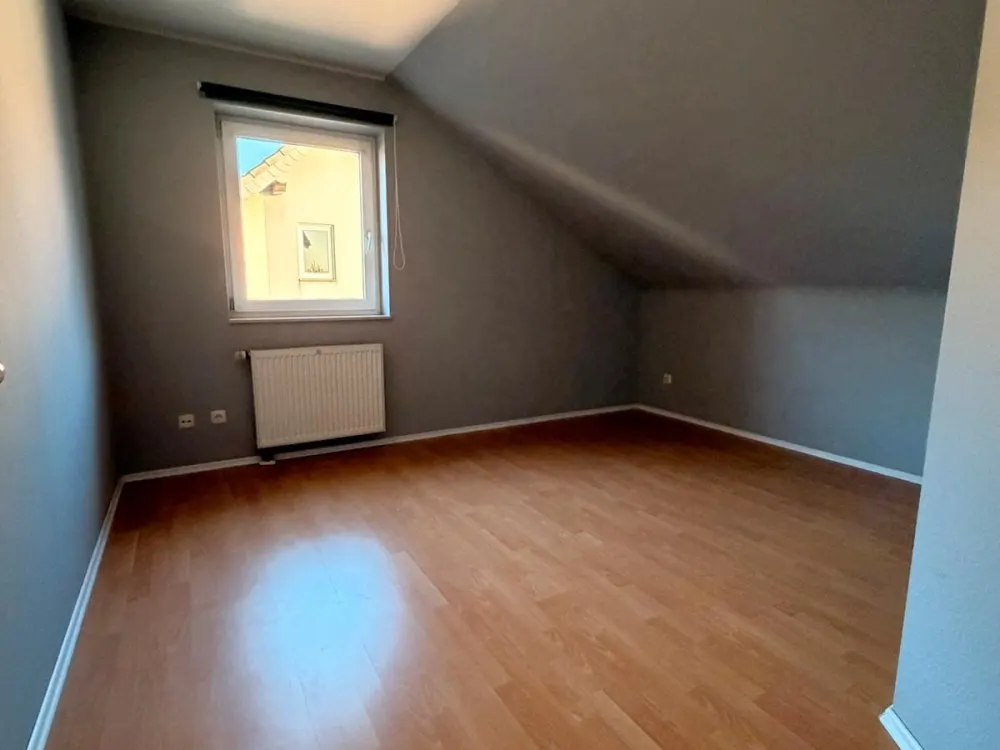 Ruhige und lichtdurchflutete Dachgeschosswohnung mit Klimaanlage