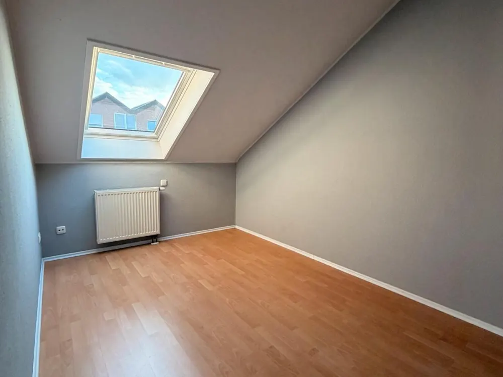Ruhige und lichtdurchflutete Dachgeschosswohnung mit Klimaanlage