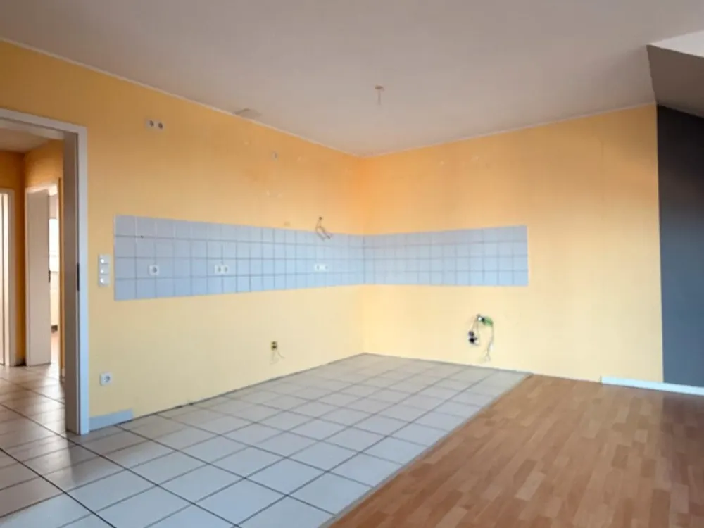 Ruhige und lichtdurchflutete Dachgeschosswohnung mit Klimaanlage