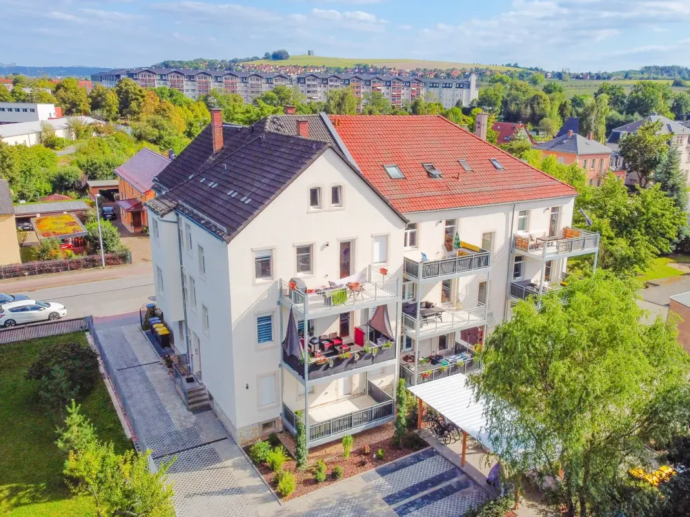 Spacious 3-Room Apartment on 1st Floor* Large Balcony* Bathroom with Bathtub* Parking Space* Garden* Cellar* Central Location*