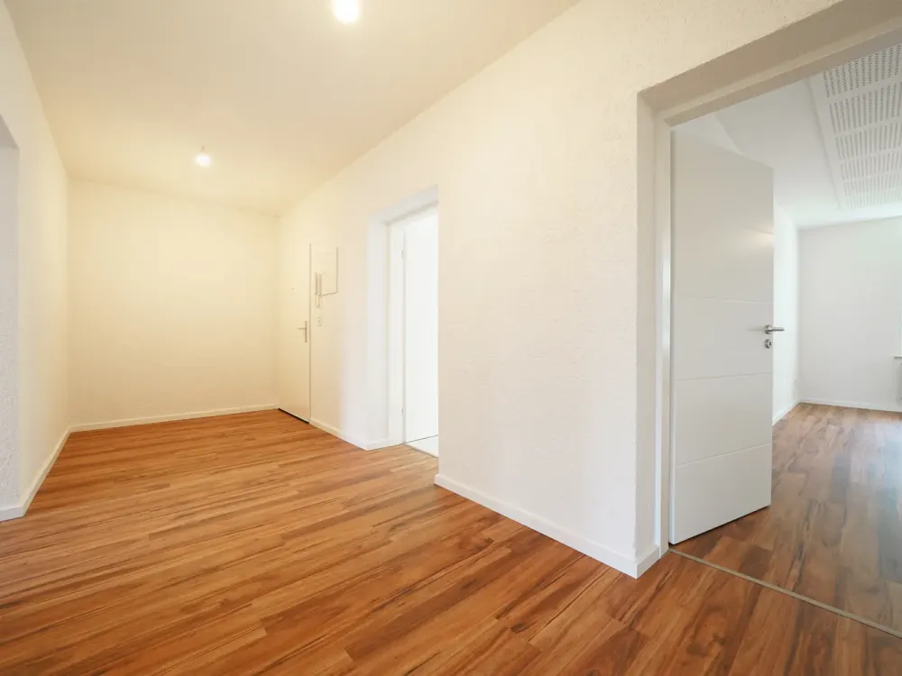 Spacious 3-Room Apartment on 1st Floor* Large Balcony* Bathroom with Bathtub* Parking Space* Garden* Cellar* Central Location*